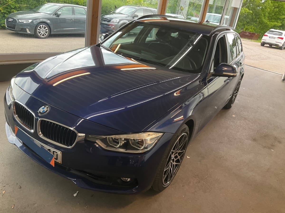 BMW 330d xDrive Touring dunkelblau im Profil